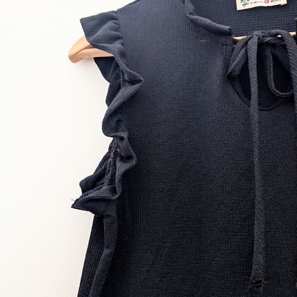 🖤 Black Ruffle Top - Picture 2 of 3